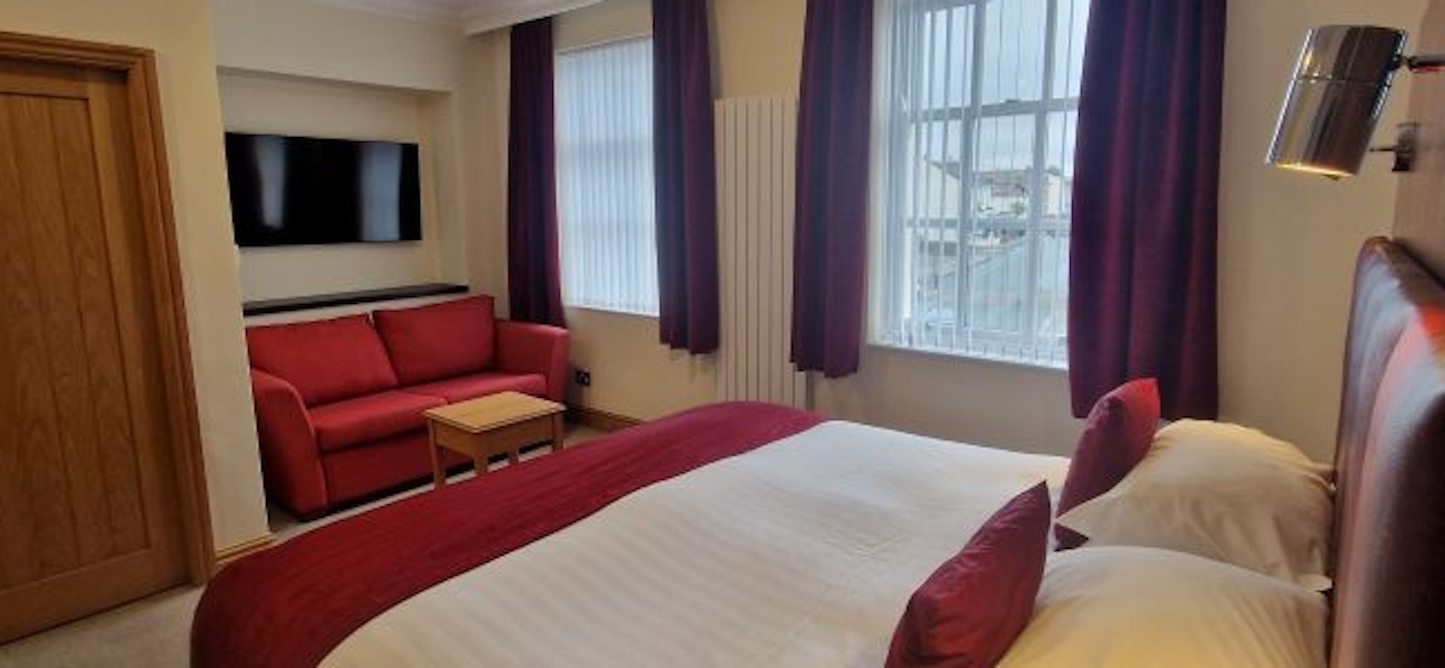 Royal Hotel 3/34