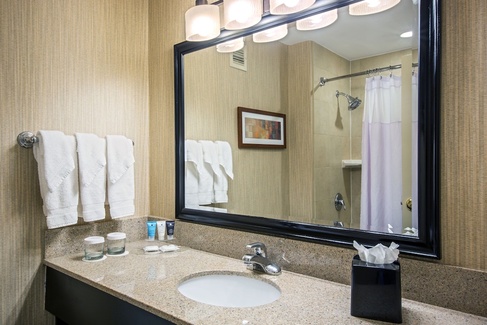 Crowne Plaza Newark Airport 10/50