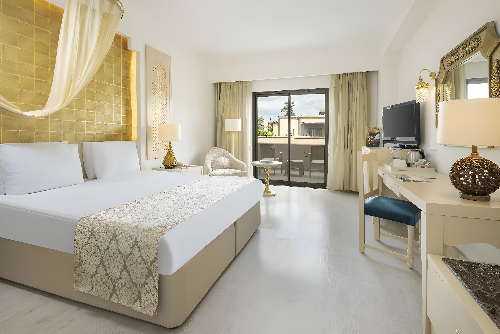 Room, 2 Double Beds, Pool View