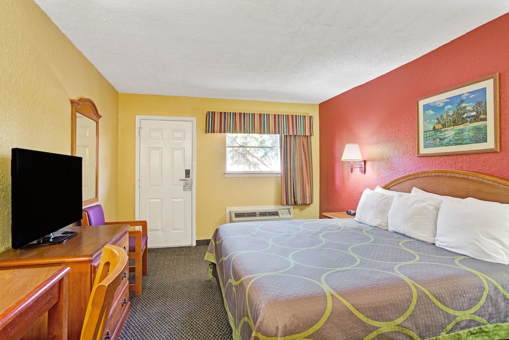 Super 8 by Wyndham La Marque TX/Texas City Area 4/12