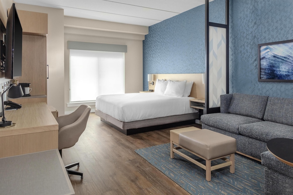 ROOM, KING BED, NO BALCONY, SOFA