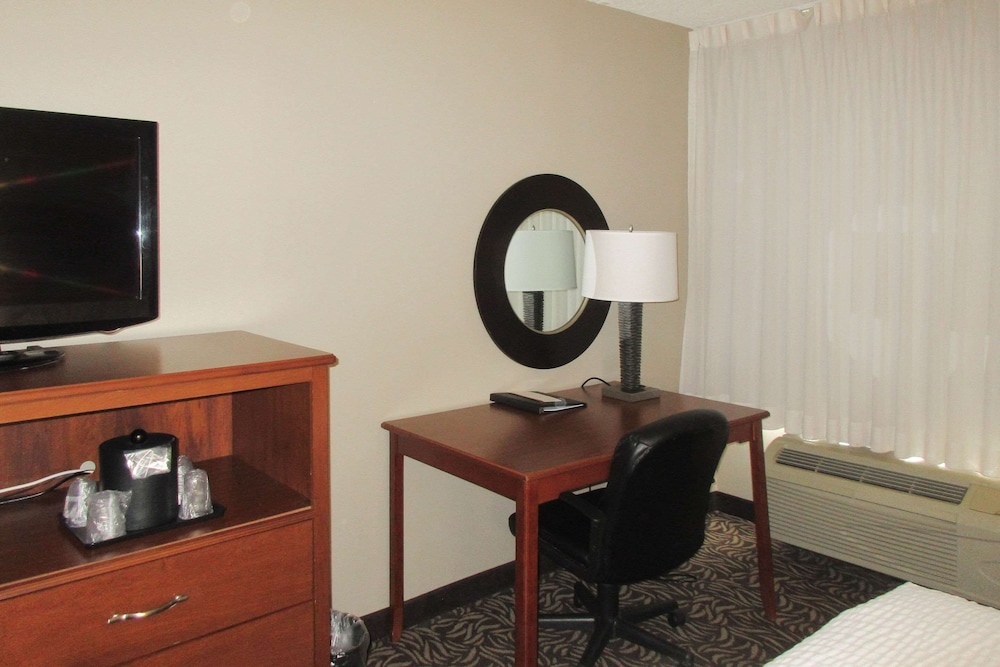 Clarion Inn & Suites Cortland - University Area 24/30