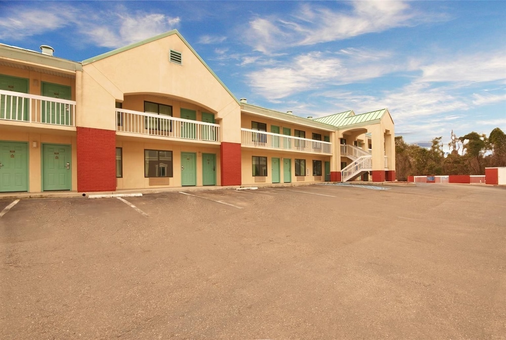 Econo Lodge Mobile, AL image