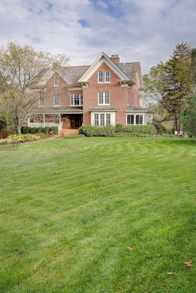 Round Barn Farm B & B Event Center 50/56