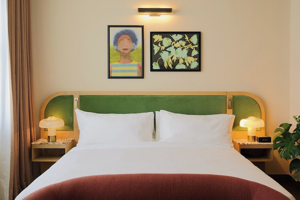 SUITE, KING BED