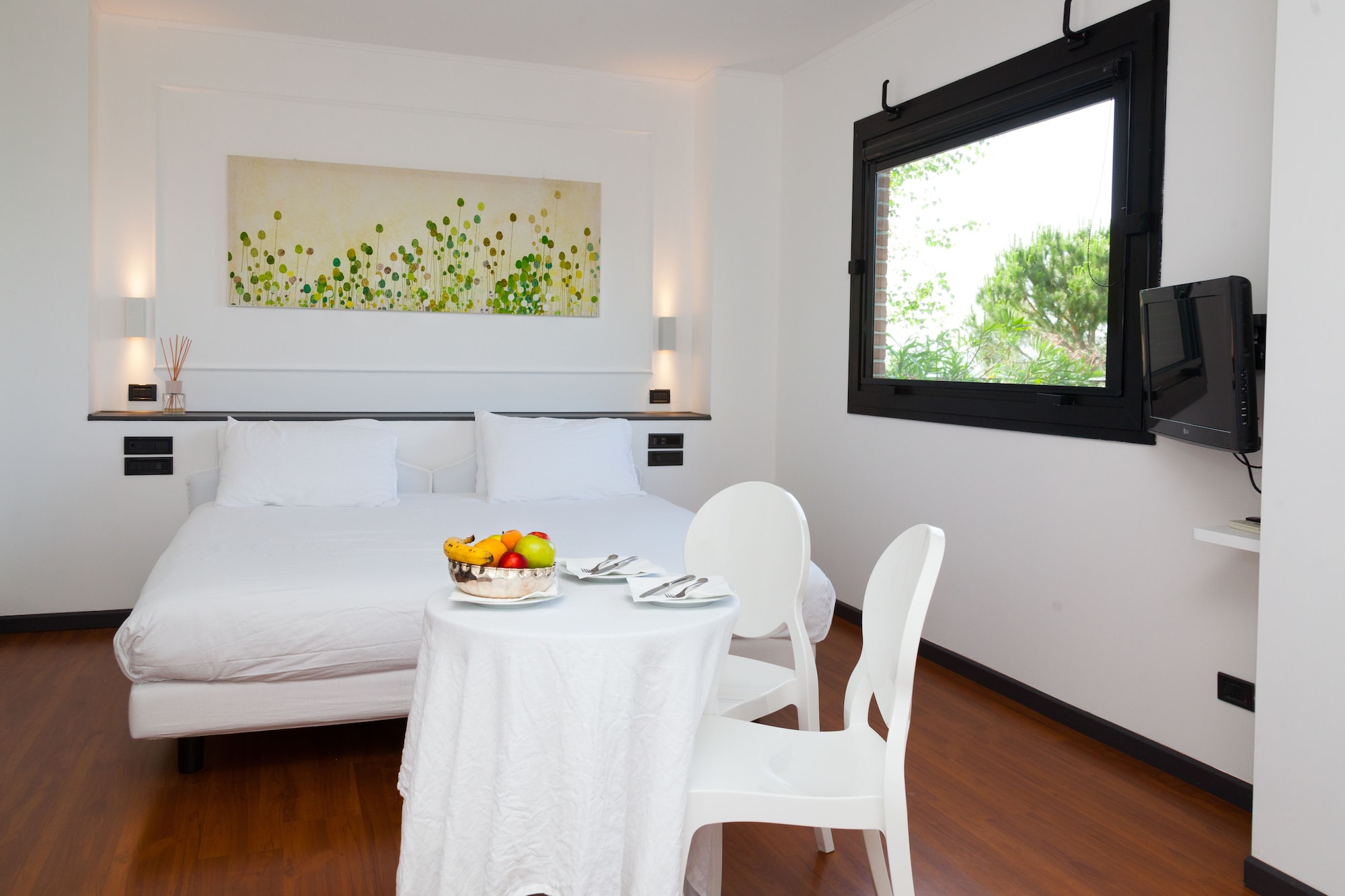 Junior, Triple, 1 Queen and 1 Single Bed, Hill View, 2 Bathrooms