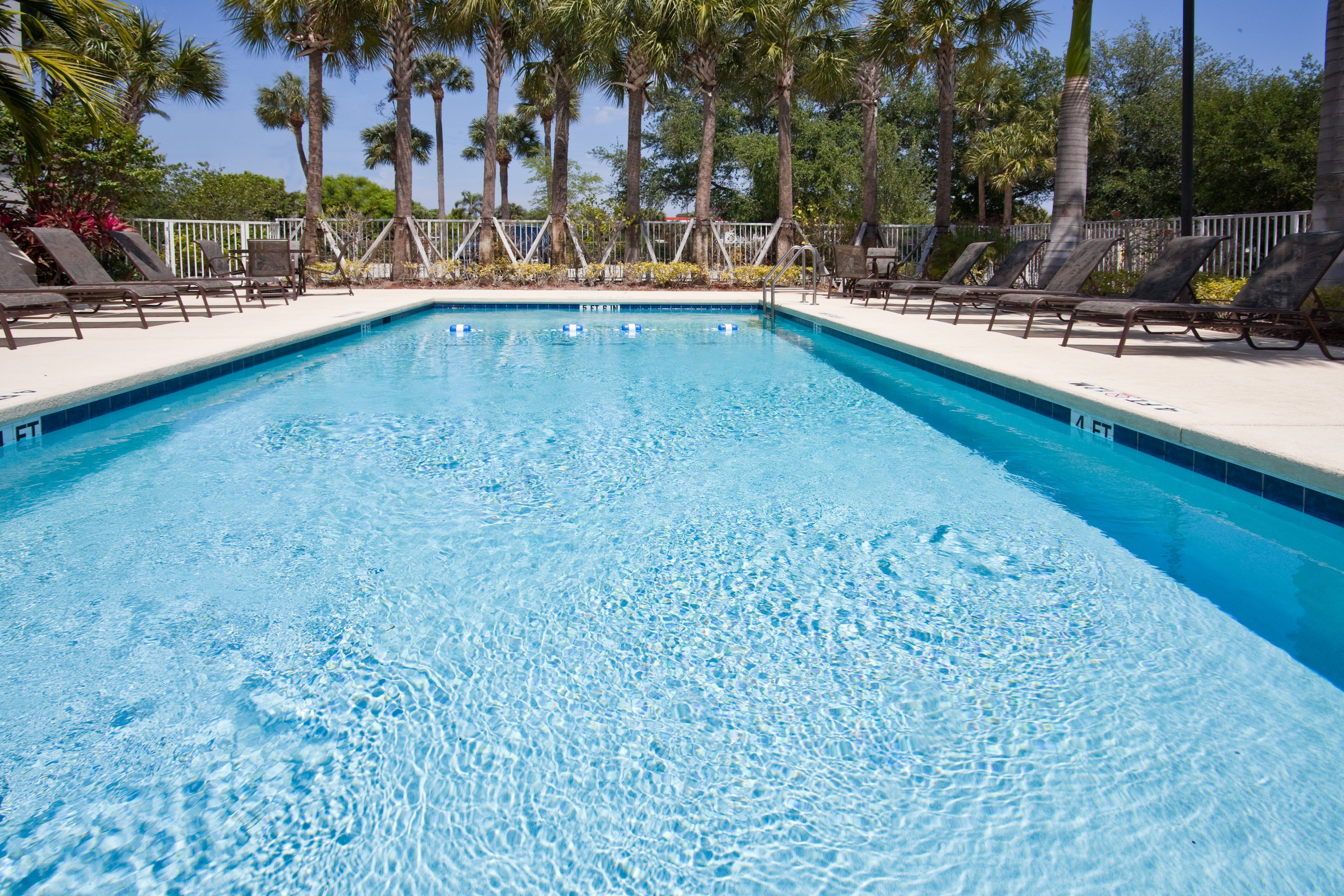 Holiday Inn Express West Palm Beach Metrocentre 48/74
