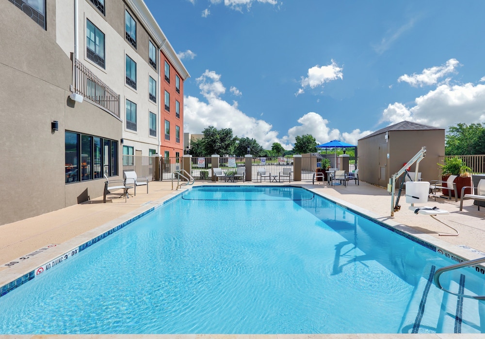 Holiday Inn Express Hotel & Suites San Antonio Nw Near Seaworld 72/76