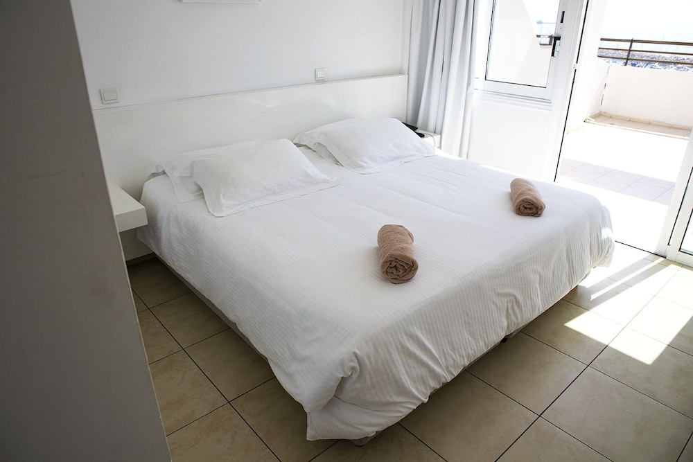 Sun Hall Beach Apartments 32/51