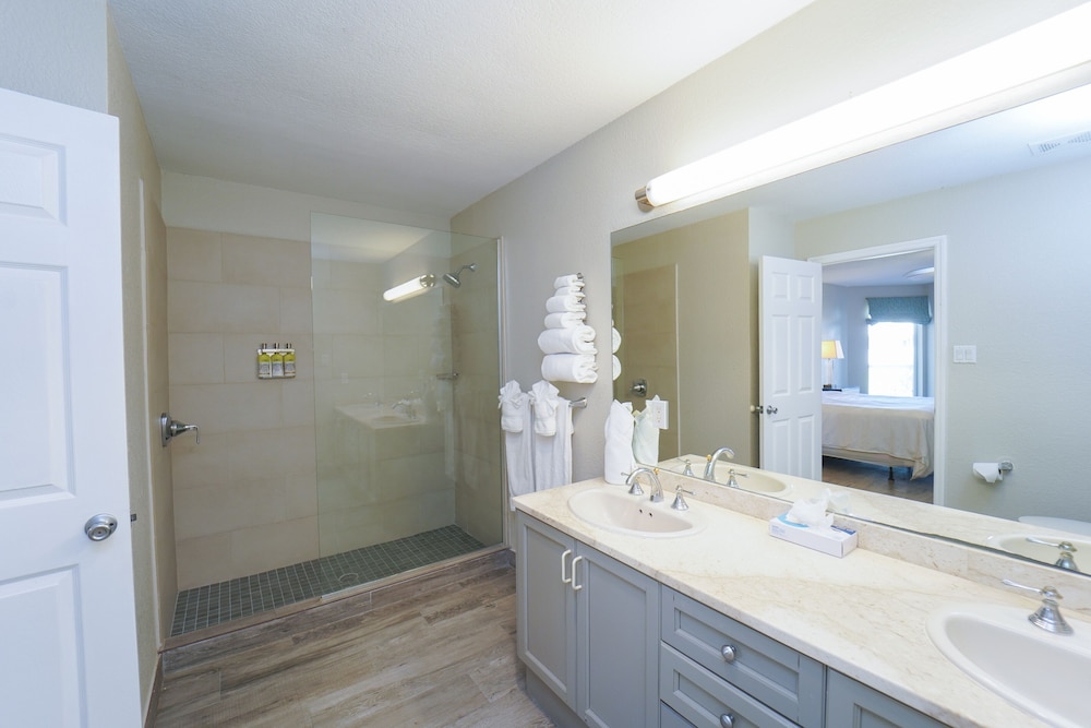 1 Bedroom King Suite Ocean View - Plus Sleeper Sofa، The Grand Caymanian Resort 7/9