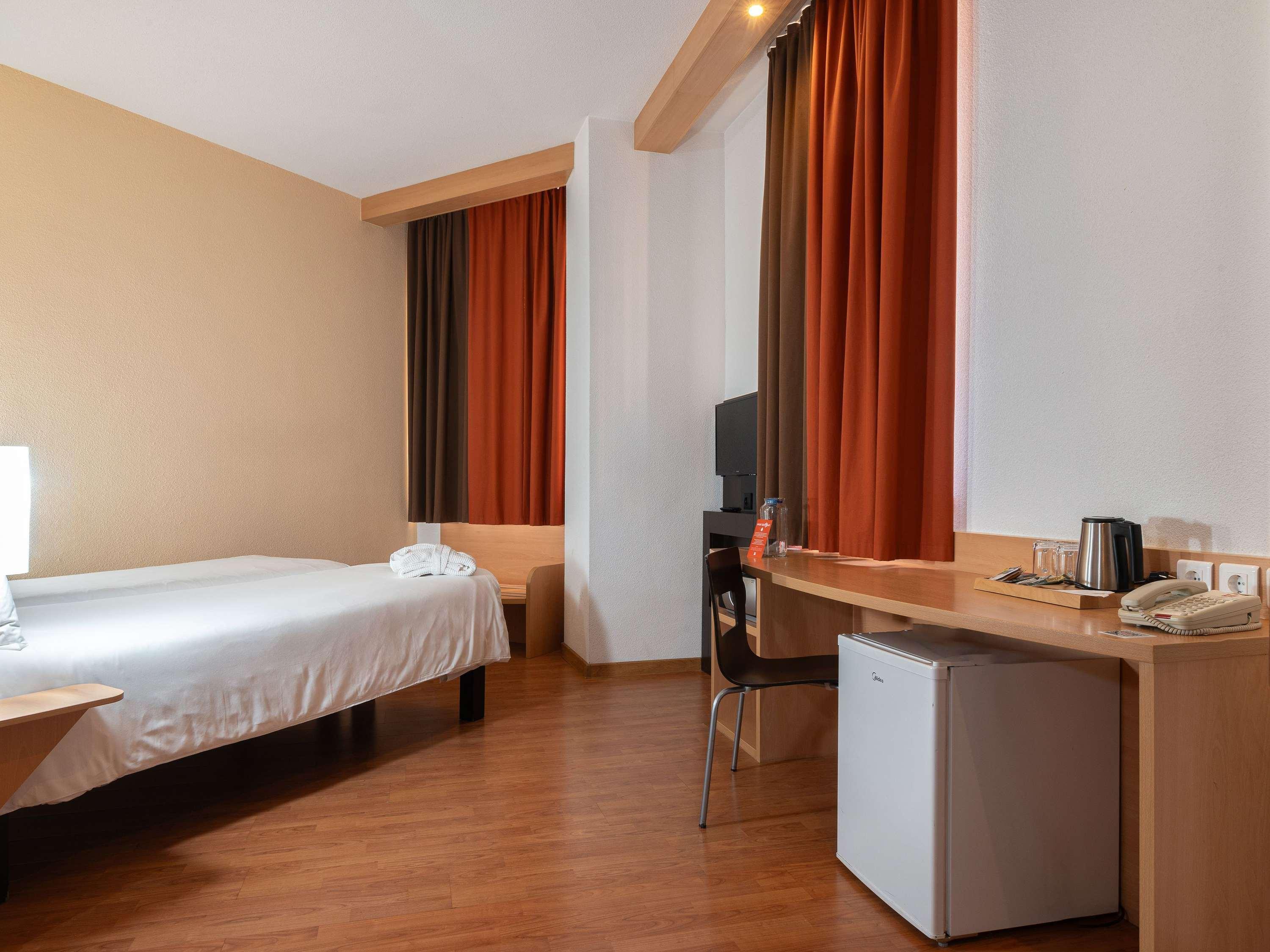 Room, Twin Beds, City View, Ibis Astana Hotel 9/10
