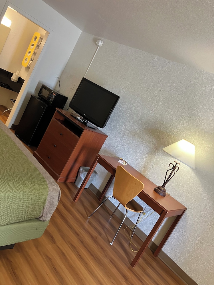 Econo Lodge Sonora, TX 38/60