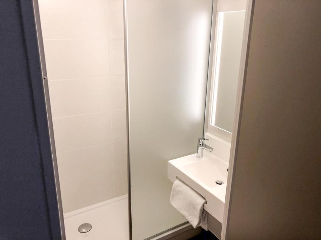 غرفة رباعية بسرير مزدوج وسريرين منفصلين، B&B HOTEL Chartres Oceane 2/2