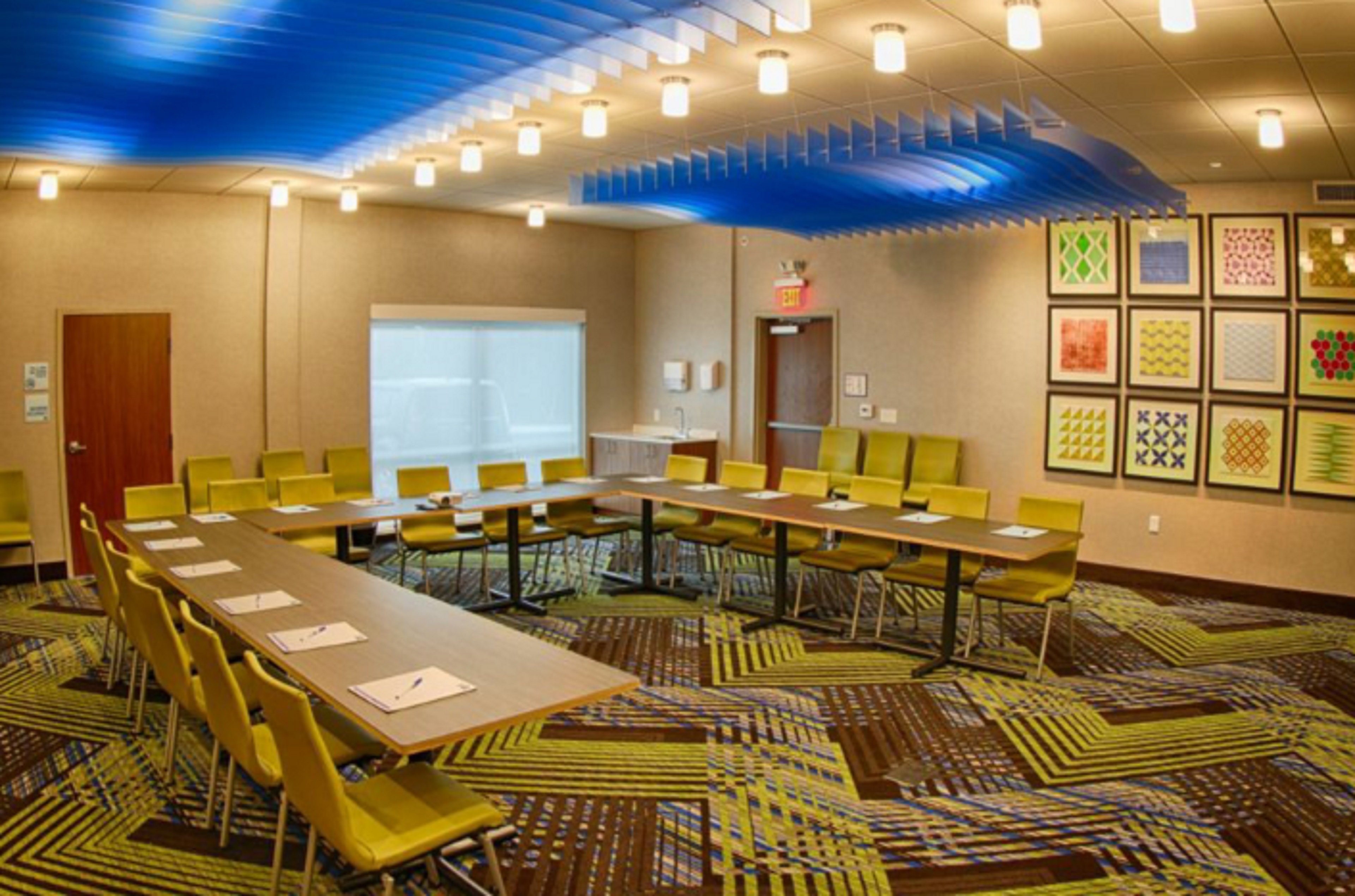Holiday Inn Express Suites Detroit North Roseville 28/36