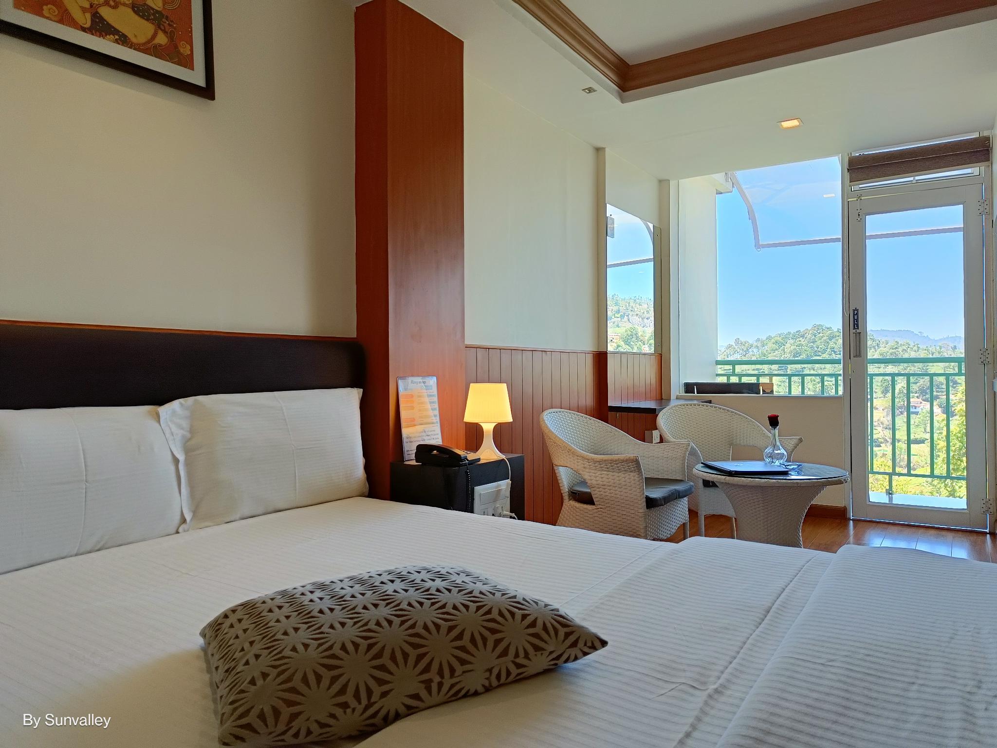 Deluxe, Queen Bed, Valley View