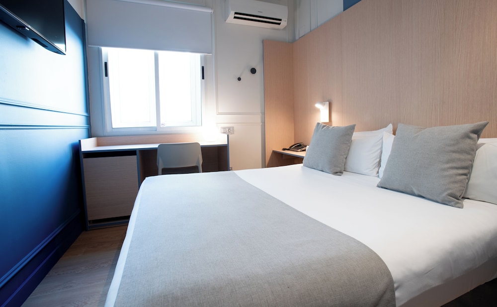 ROOM, DOUBLE BED, SMALL