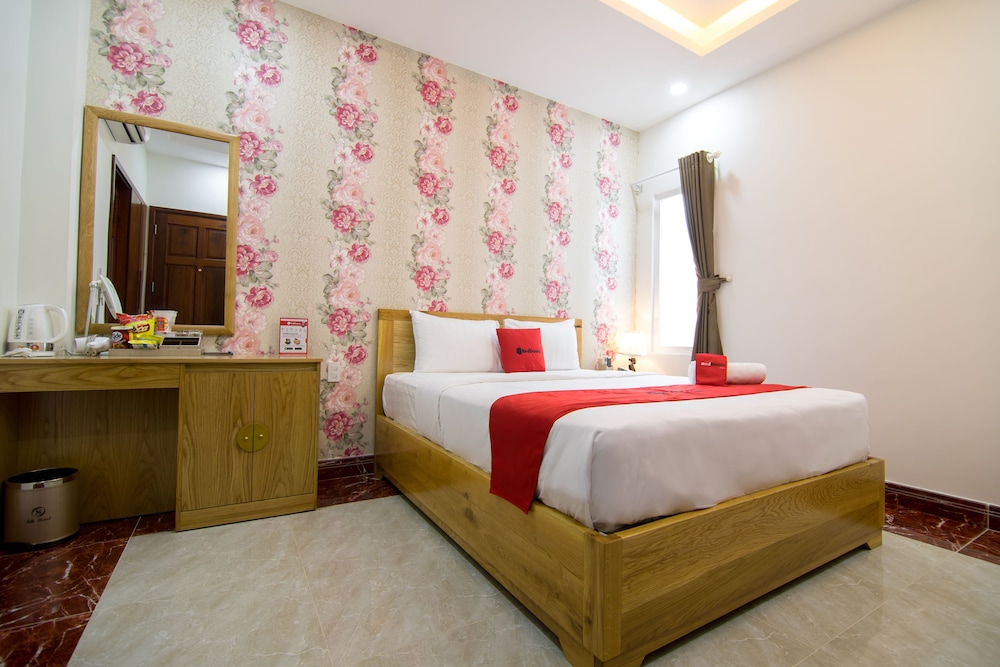 RedDoorz Plus near Tan Son Nhat airport 2 34/50