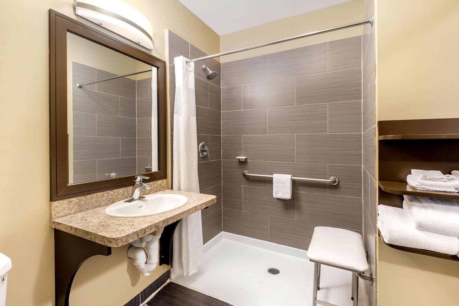 La Quinta Inn & Suites by Wyndham Oshawa 47/48