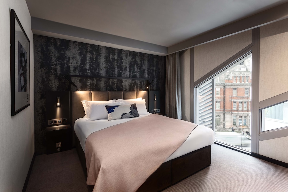 STANDARD, QUEEN BED