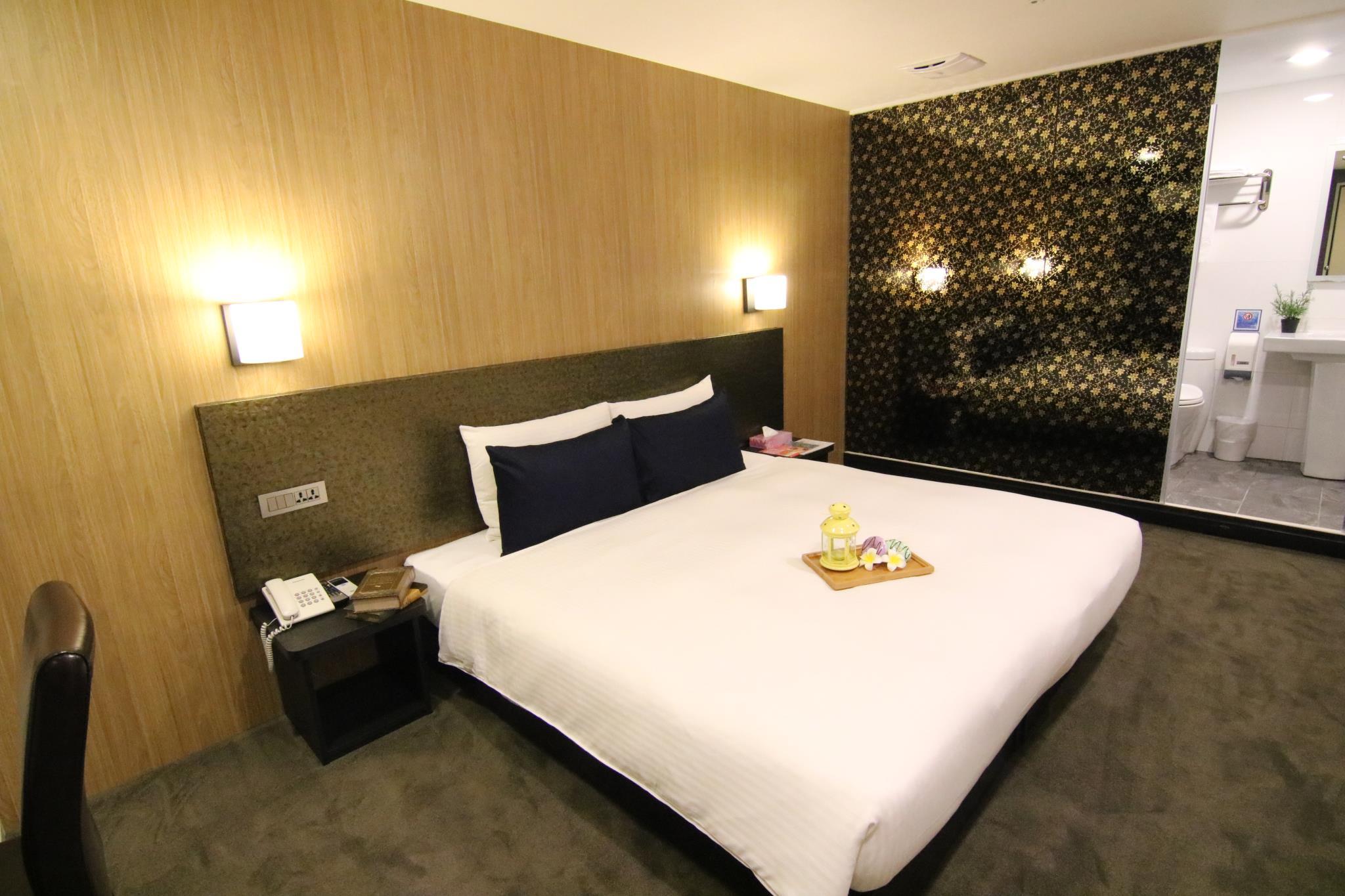 ROOM, QUADRUPLE