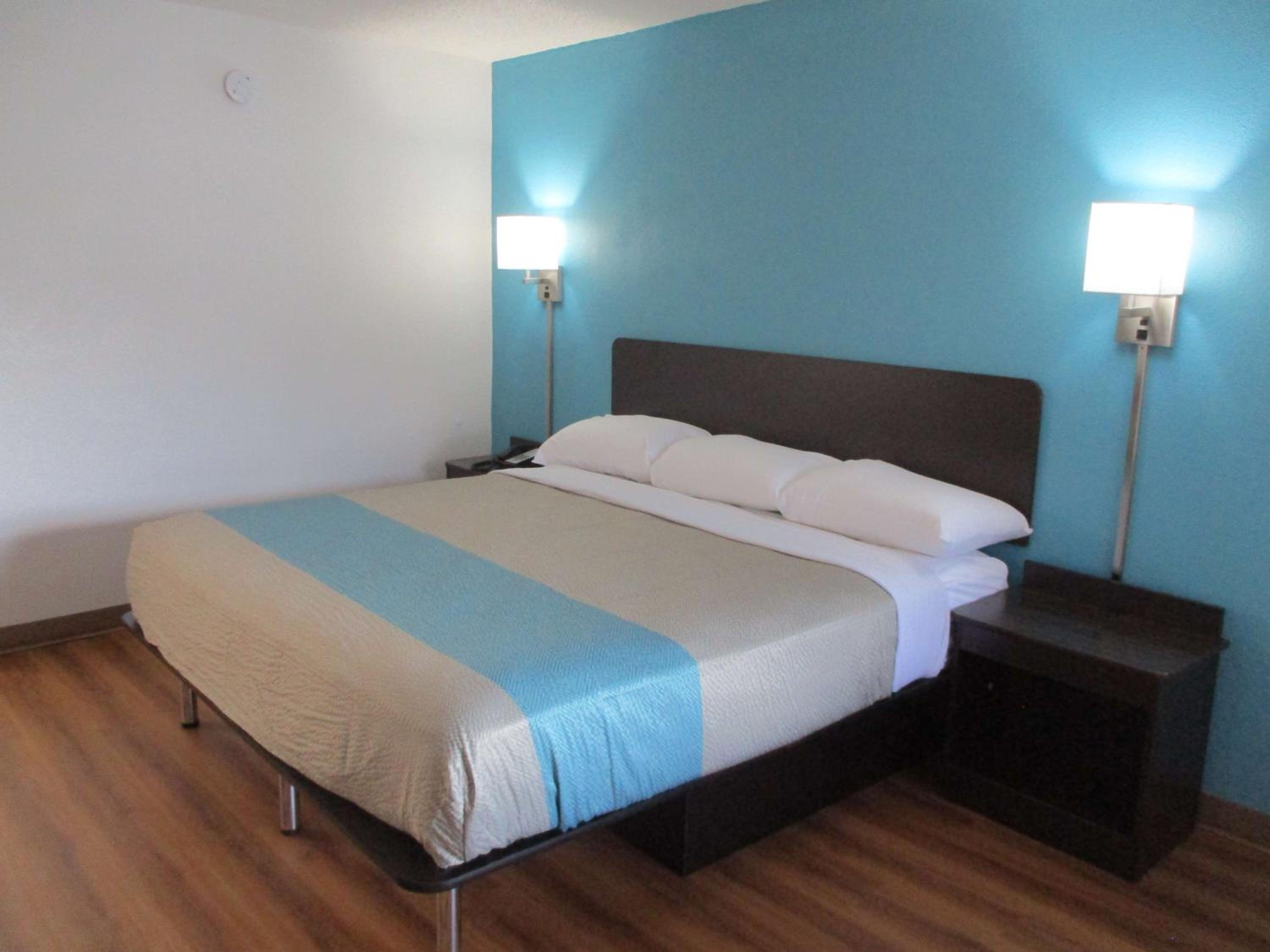 DELUXE, KING BED