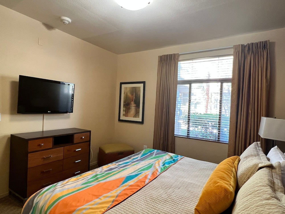 1 BEDROOM, CONDO, DELUXE