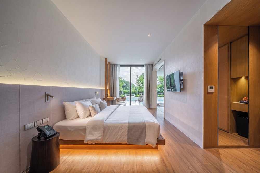 Grand, Deluxe, King Bed, Pool Access