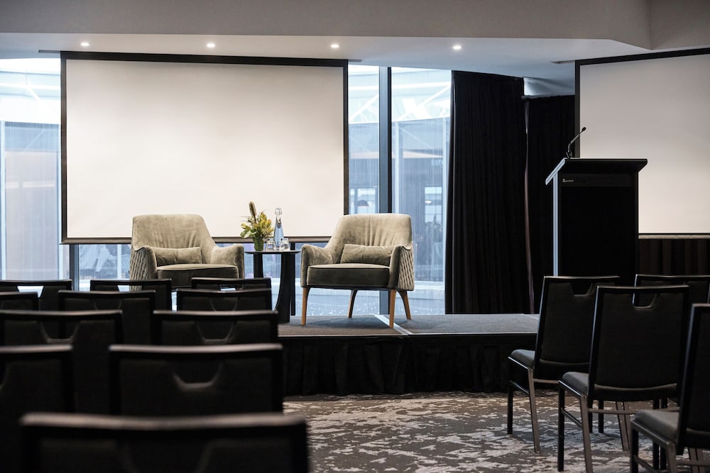 RYDGES WORLD SQUARE 42/66