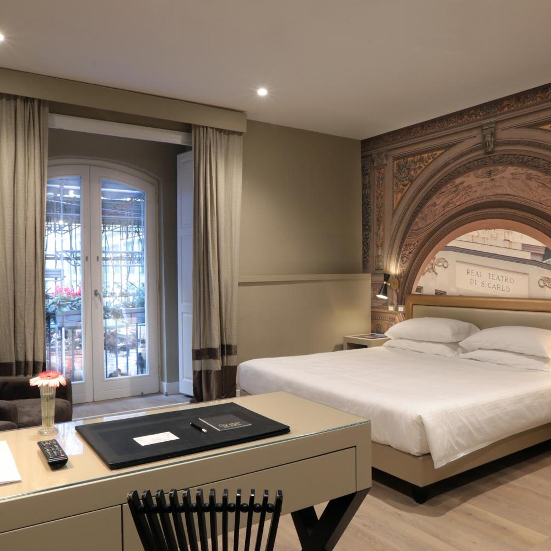 Gallery, Suite, King Bed, Street View