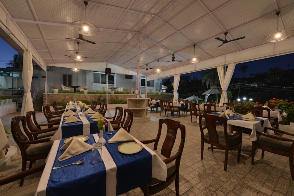 HOTEL KARNAVATI 33/50