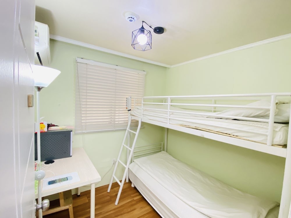 ROOM, TWIN BEDS