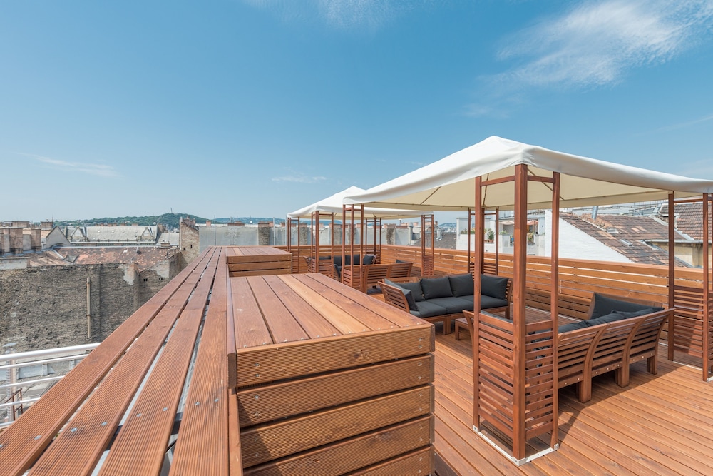 Corvin Plaza Apartments And Suites 36/54