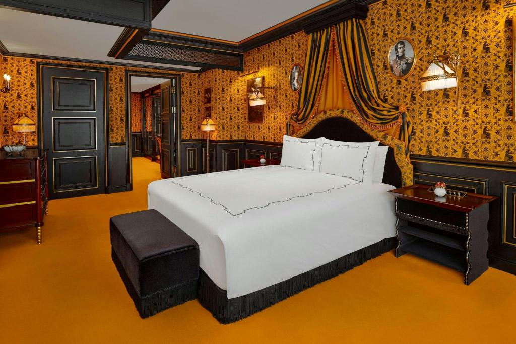 Suite, King Bed, City View