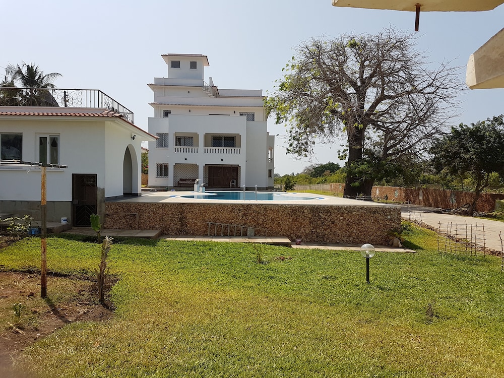 Queens Chateau Boutique Villa 35/50