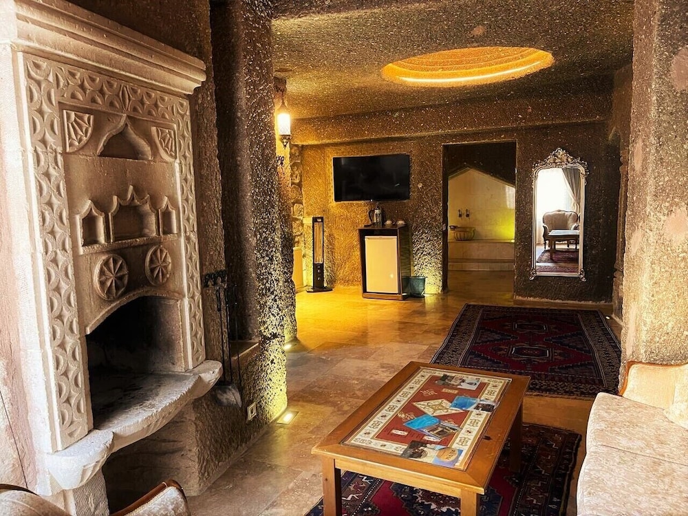 Empire Cave Hotel 9/50