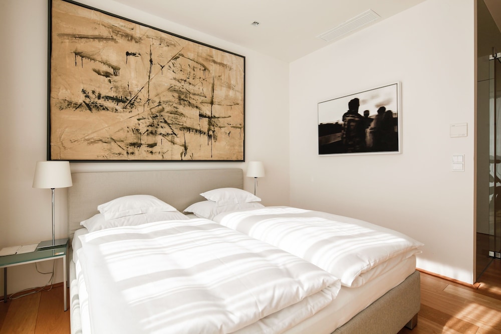 APARTMENT, QUEEN BED, KITCHENETTE