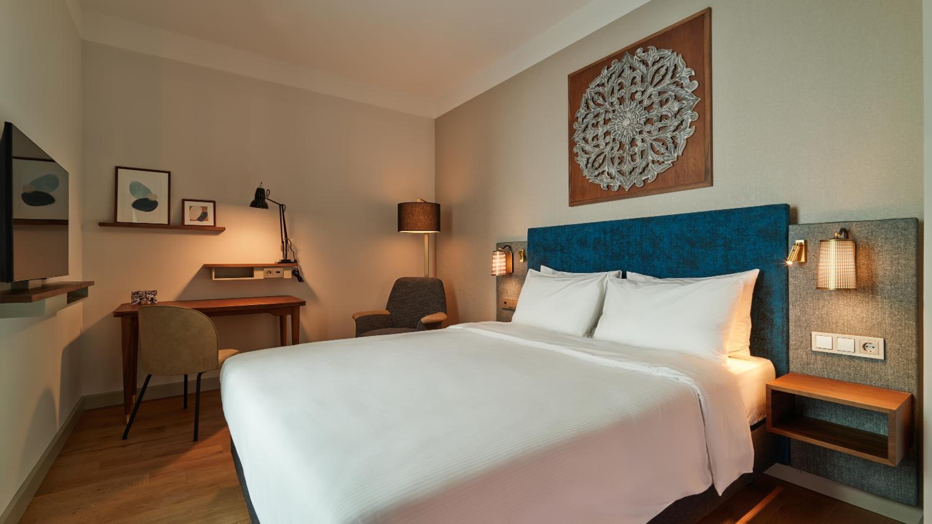 Room, Queen Bed, Atrium View، voco The Hague 6/7