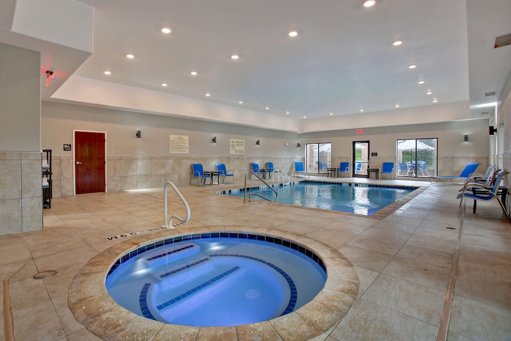 Hampton Inn and Suites Dallas-Desoto 38/57