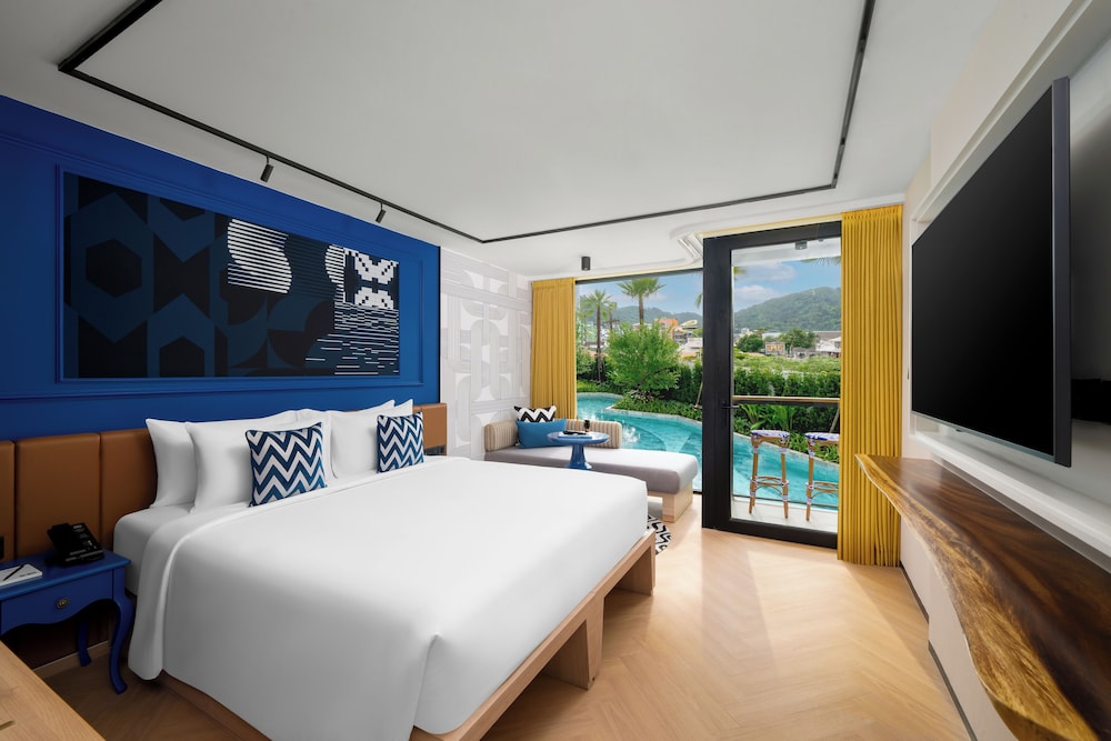 TRIBE, KING BED, POOL VIEW