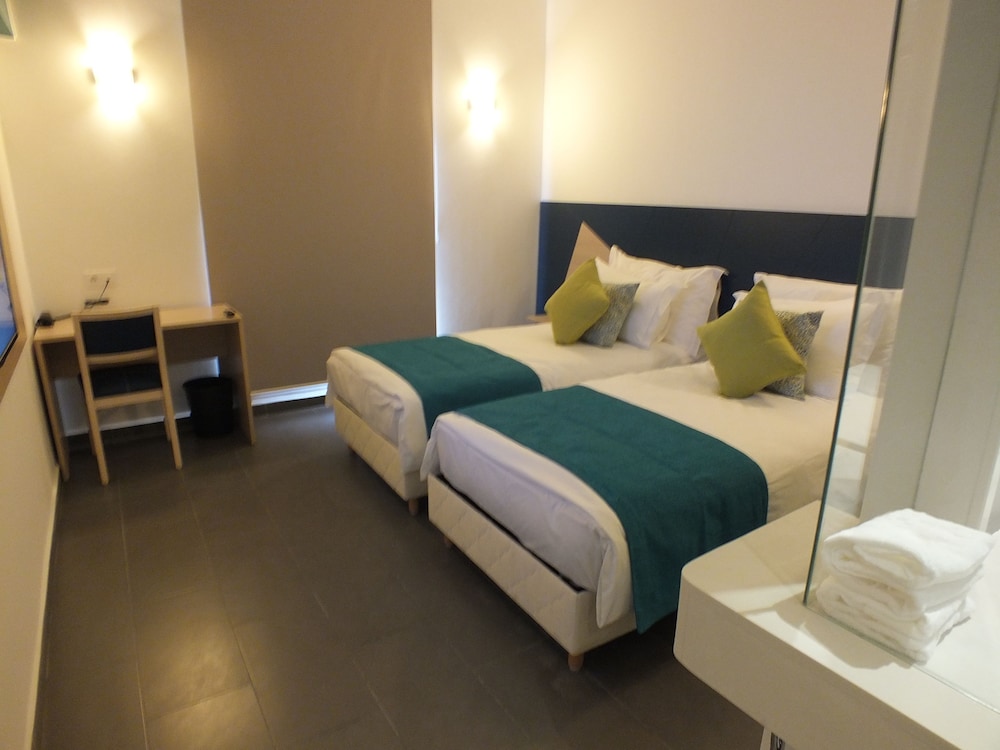 ROOM, TWIN BEDS