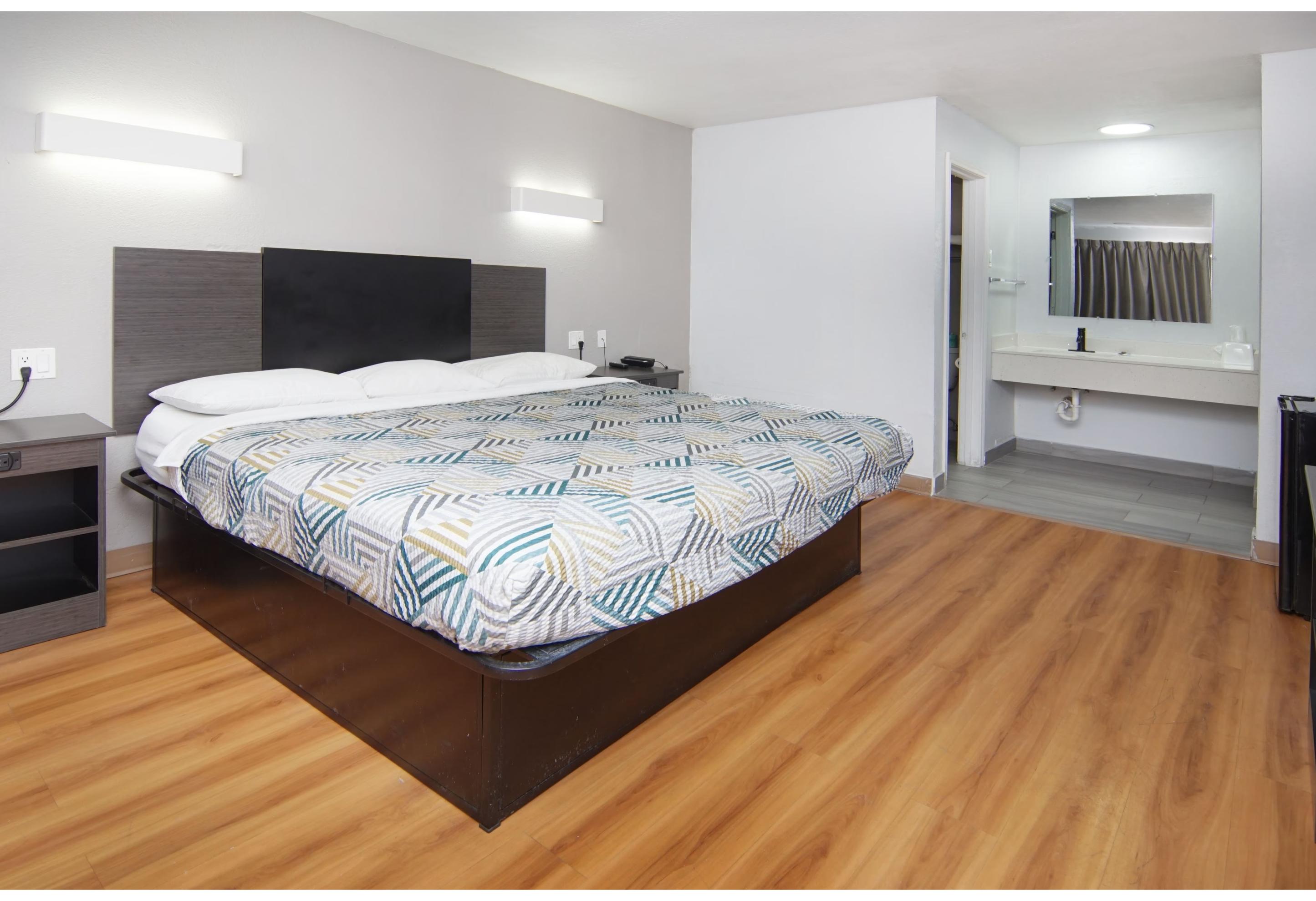 1 King Bed - Non-Smoking, Micfridge