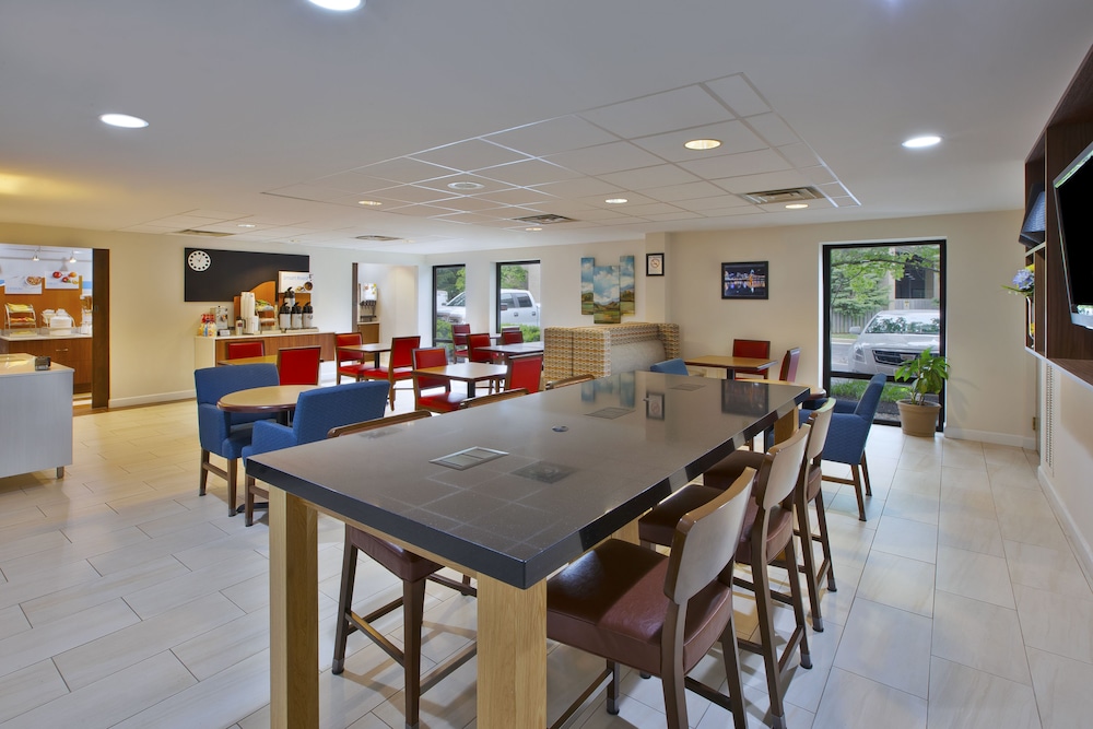 Holiday Inn Express Hotel And Suites Cincinnati Northeast Milford 41/49