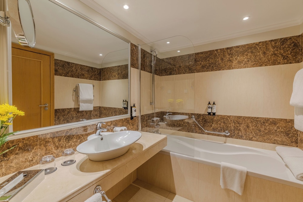 جناح جونيور بسرير كوين، Pestana Carlton Madeira 8/10