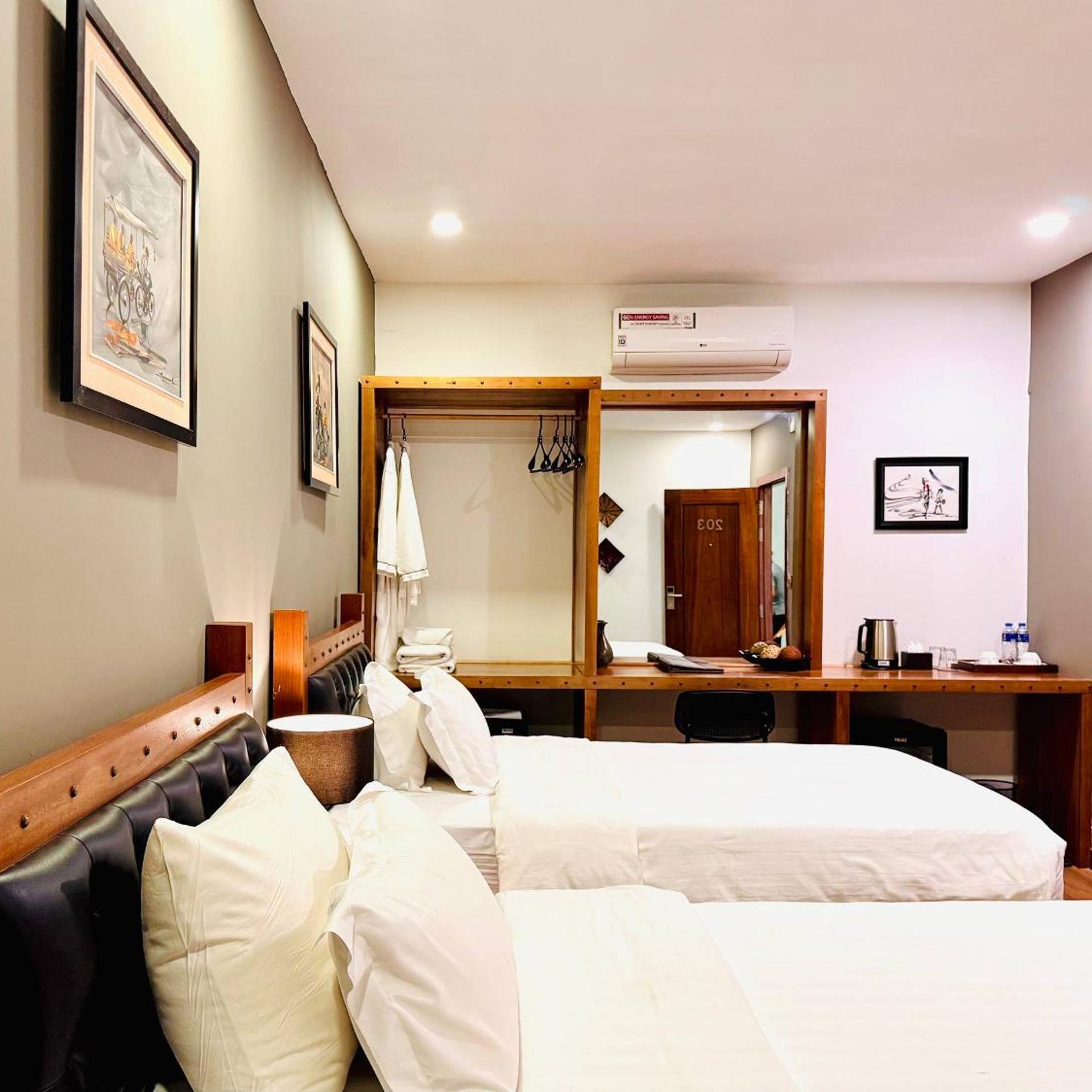 Deluxe, Twin Beds, No Window