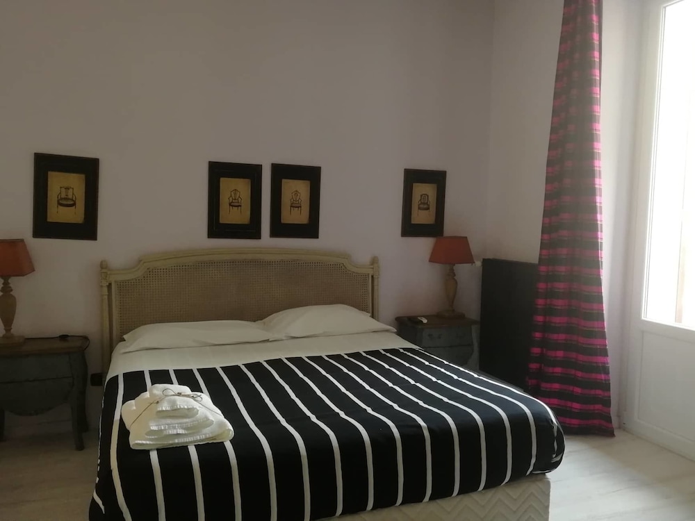 SUITE, QUEEN BED, SOFA
