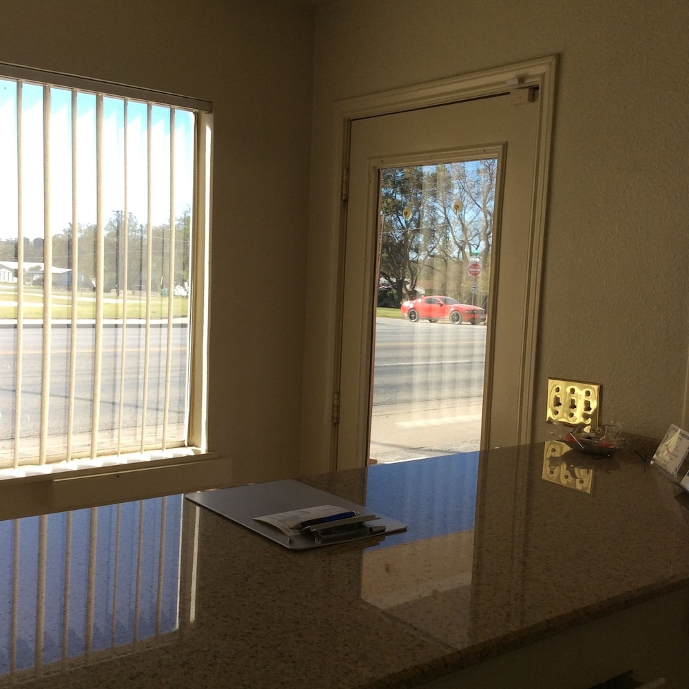 Regency Inn Comanche 22/36