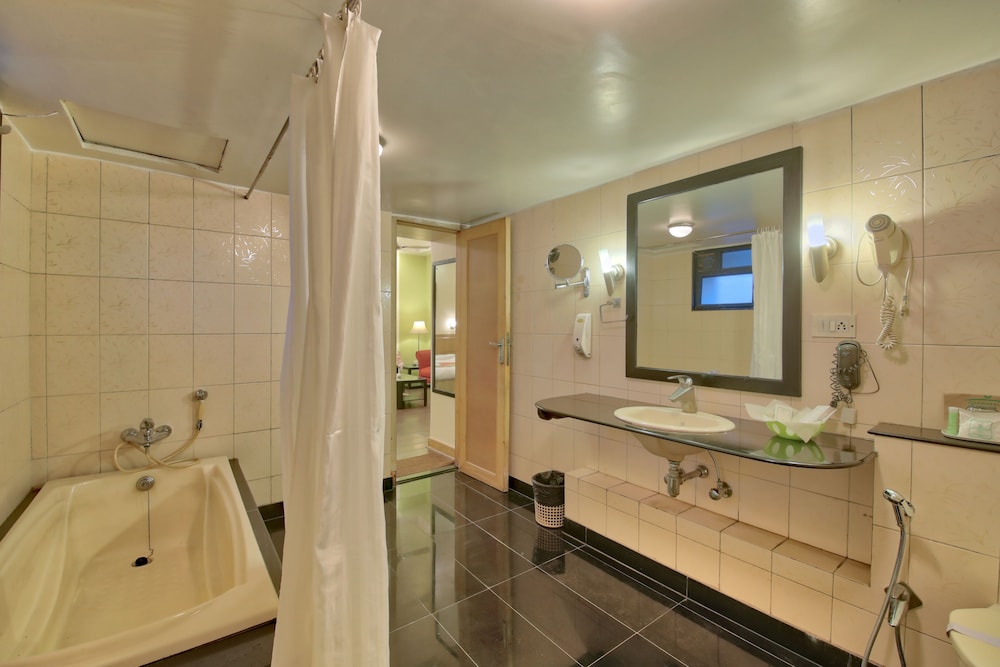 Vishwaratna Hotel 13/39