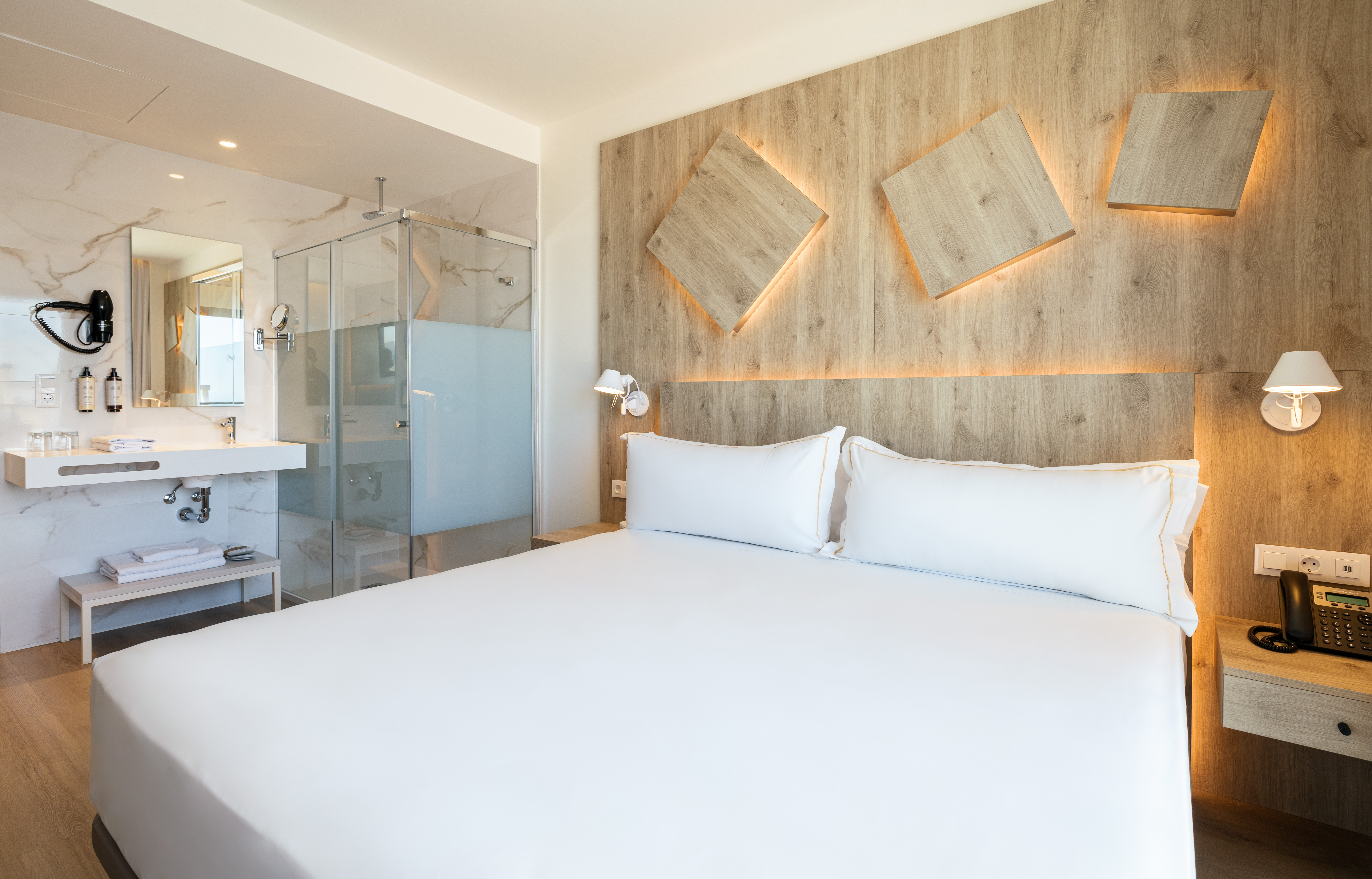 Superior, Double Bed, Lateral Side Sea View