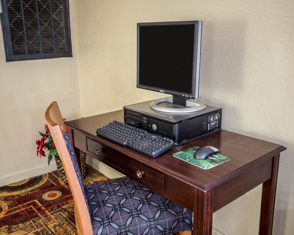 Rodeway Inn and Suites Plymouth Hwy 64 45/55