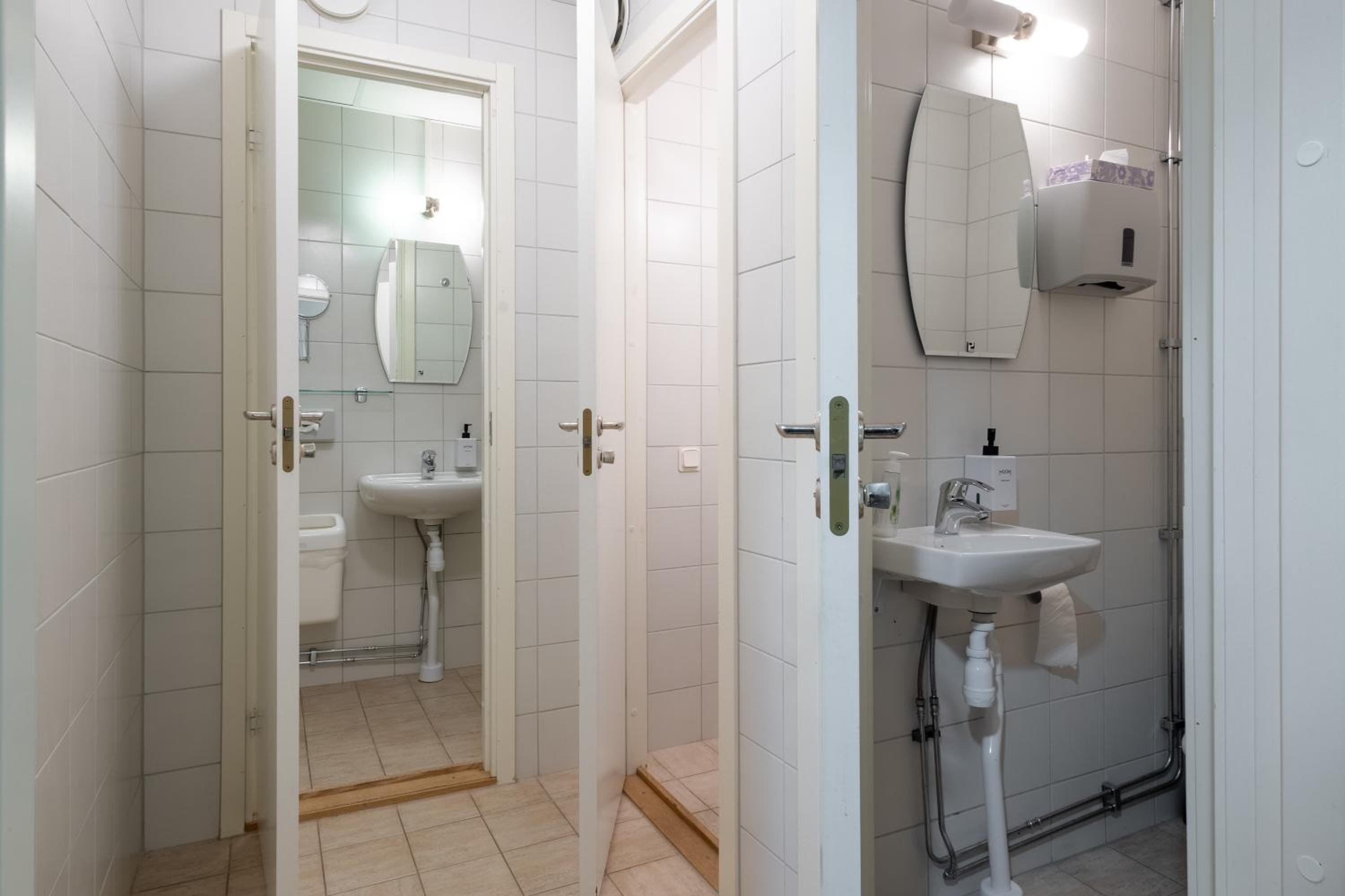Compact, Shared Bathroom, No Window, Small، Injoy Premium Solna 3/4